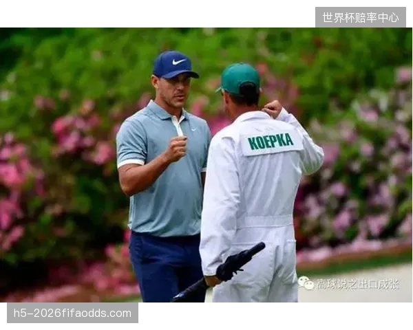 高中锋兰格洛·扬加成定位球战术支点，库拉索队通过高球传中直接冲击对手小禁区。